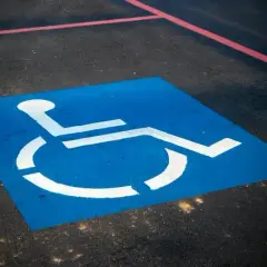 Czy niepełnosprawni płacą za parking w Ciechocinku? Sprawdź zasady!