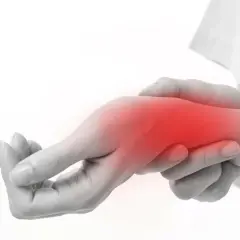 Dłoń z zaczerwienionym obszarem bólu nadgarstka bez powodu.