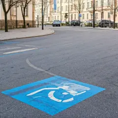 Czy parking dla niepełnosprawnych jest płatny? Zasady i wyjątki, które musisz znać