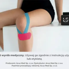 Osoba z plastrami na mięśnie kolana. Dostępne są plastry na mięśnie, które wspierają regenerację.