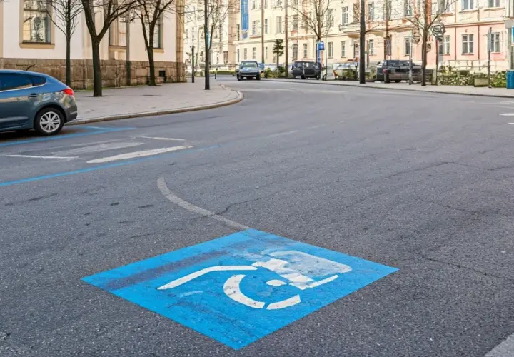 Czy parking dla niepełnosprawnych jest płatny? Zasady i wyjątki, które musisz znać