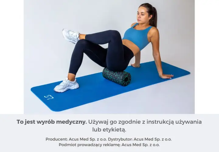 Kobieta wykonuje ćwiczenia na mięsień gruszkowaty, używając wałka do masażu na macie.