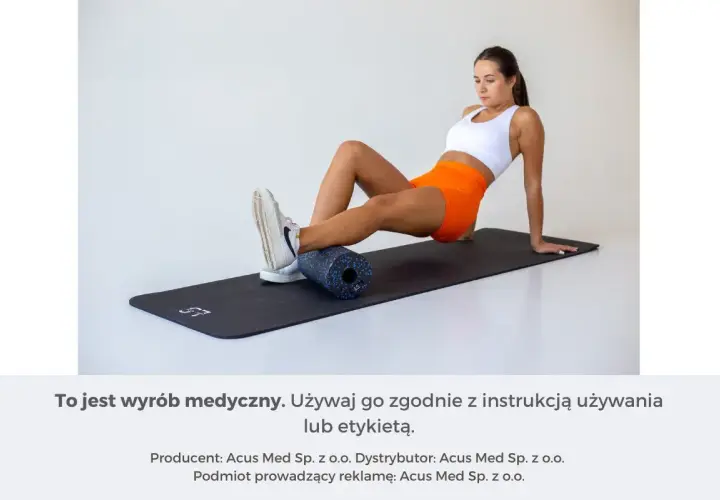 Kobieta pokazuje, jak się rolować na macie z użyciem wałka do masażu.