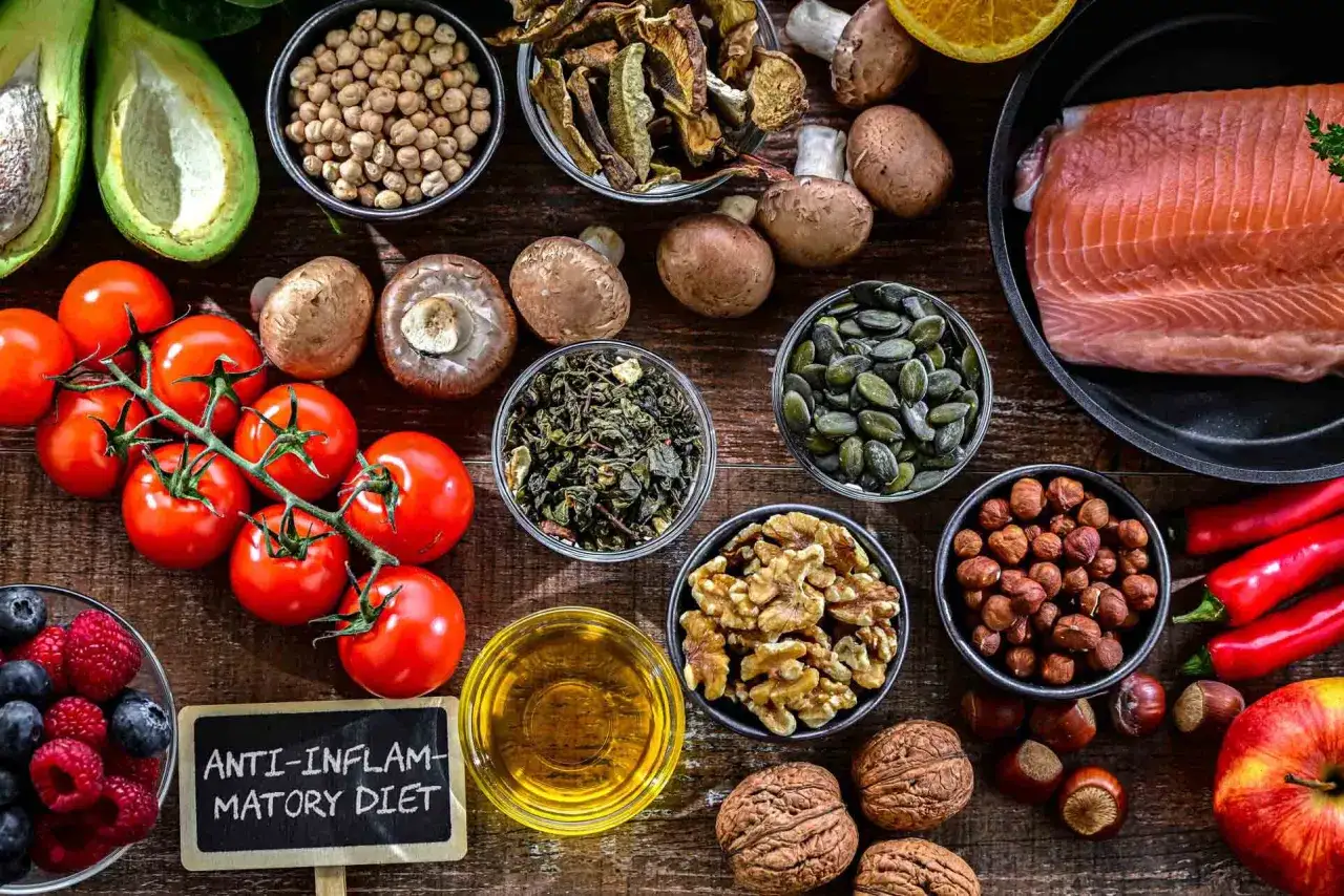 Składniki na dietę na reumatoidalne zapalenie stawów: łosoś, orzechy, nasiona, jagody, pomidory, awokado, oliwa.
