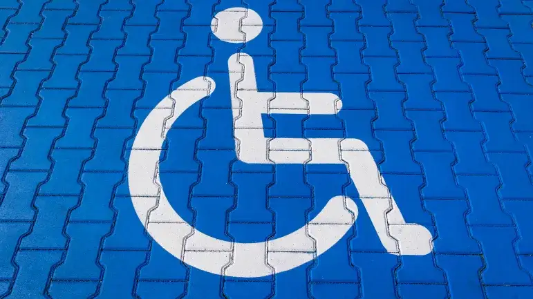 Zdjęcie Czy niepełnosprawni płacą za parking w Gdyni? Sprawdź zasady i zwolnienia